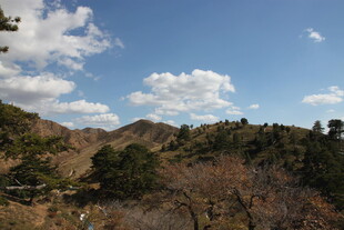山间蓝天景色