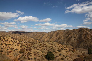壮丽山丘间的蓝天白云