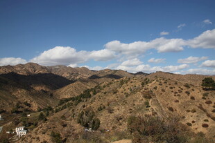 山峦蓝天景致