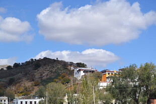 山坡上的多彩建筑与蓝天