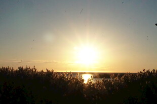 夕阳下的湖面美景