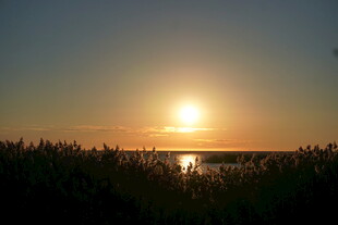 夕阳下的湖畔美景
