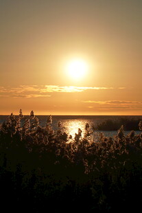 夕阳下的湖畔美景