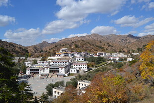 山间村落秋景