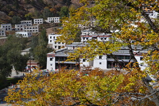 秋日山间村落美景