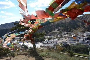 山间飘扬的多彩经幡