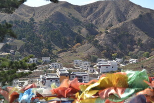 山间多彩经幡与村落景观