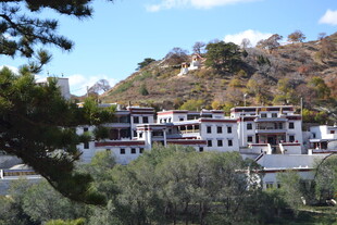 山间错落有致的建筑群