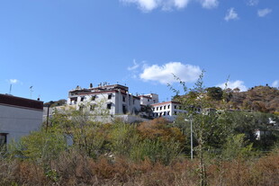 山坡上的房屋与蓝天景色