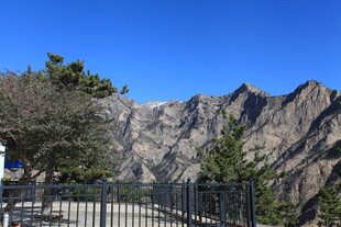 壮丽山景与蓝天绿树