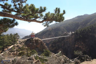 山间悬索桥的壮丽景致