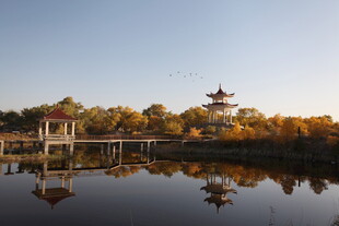 秋日湖畔亭阁美景