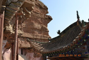 古老建筑与奇特岩壁景观