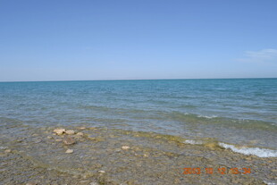 海边风景 沙石与蔚蓝海水
