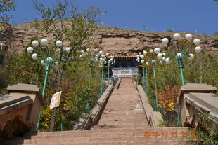 山间步道与古典建筑景观