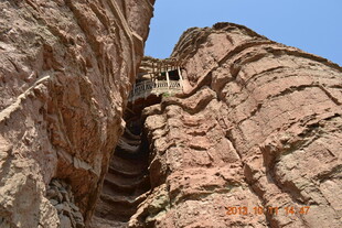 陡峭岩壁上的险峻阶梯