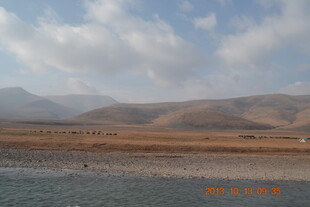 湖畔山川风景图