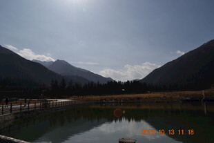 山间静谧湖泊美景