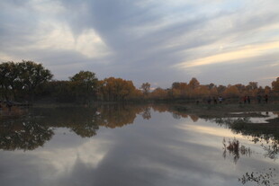 湖畔黄昏美景