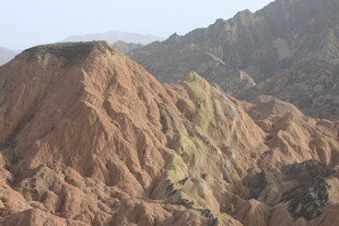 多彩山峦景观