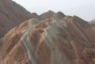 多彩山峦景观