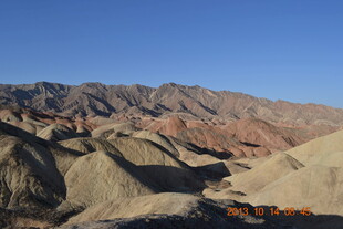 多彩山峦景观