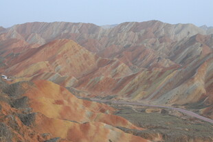 七彩山峦美景