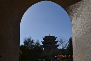 拱门望古塔