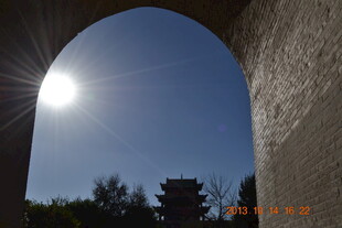 透过拱门望晴朗天空