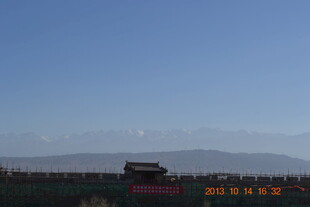 远眺故宫与远山美景