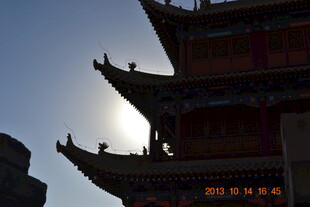 古建飞檐映日光