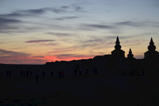 夕阳下的古建筑剪影