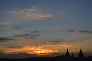 夕阳下的城市建筑剪影