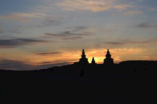 夕阳下的佛塔剪影