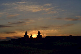 夕阳下的寺庙剪影