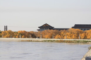 秋日河畔古建筑美景
