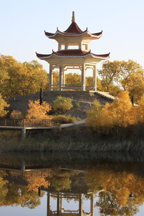 秋日湖畔古亭美景