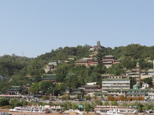 山上古建筑群与山下景象