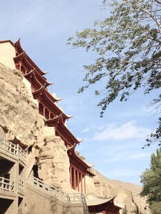 山崖上的古老中式建筑