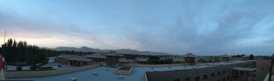 黄昏下的城镇全景