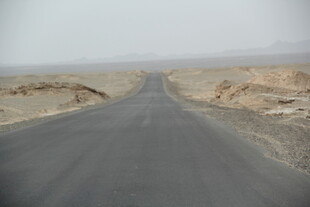荒漠中的空旷笔直公路