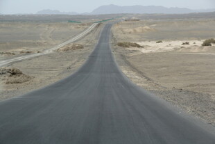 荒漠中的延伸公路