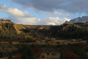 山间秋景 云绕峰峦