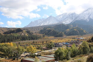 秋日山间村落美景