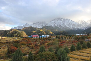 秋日山间多彩景致