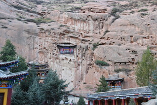 山崖间的古老建筑景观