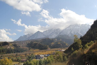 山间村落与壮丽雪山美景