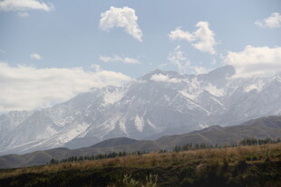 壮丽雪山远景风光