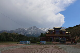 雪山下的中式建筑景观