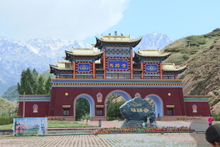 壮丽藏式风格建筑大门